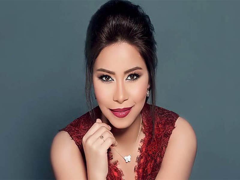 شيرين لمعجب على المسرح: "من غير بوس".. اضغط لمشاهدة الفيديو